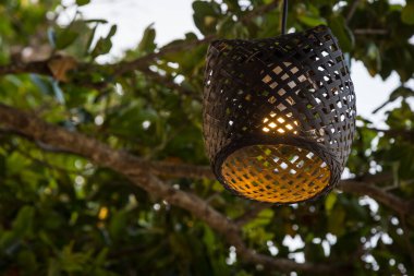 Ağaçtaki tahta lamba, arka planda bokeh.