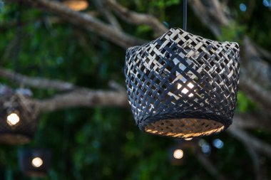 Ağaçtaki tahta lamba, arka planda bokeh.