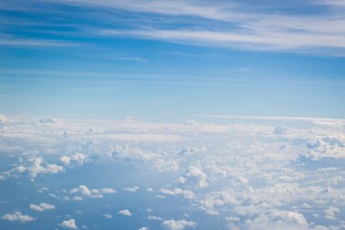 Bulutlu mavi gökyüzü