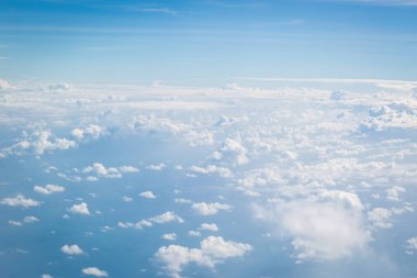 Bulutlu mavi gökyüzü