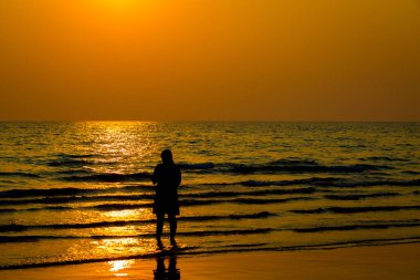 Gün batımından önce sevgilileri ve kumsalı sustur