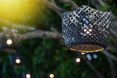 Ağaçtaki tahta lamba, arka planda bokeh.
