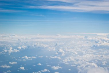 Bulutlu mavi gökyüzü