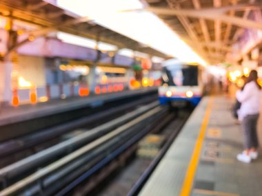Gün batımından önceki bulanık tren görüntüsü, Bangkok, Tayland 'daki BTS hava treni