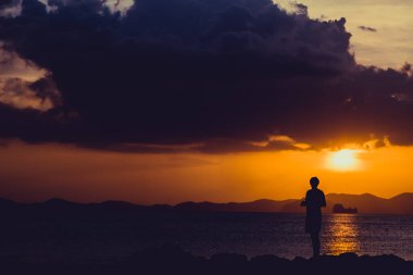 Gün batımından önce sahildeki yalnız adamı sustur.