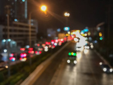 Gece arkaplanındaki trafiğin bulanıklığı