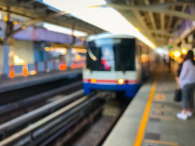 Gün batımından önceki bulanık tren görüntüsü, Bangkok, Tayland 'daki BTS hava treni