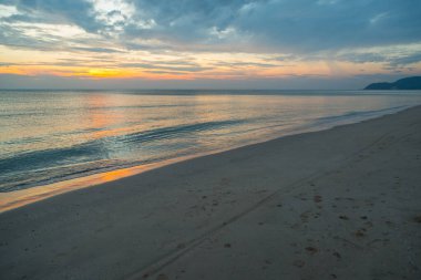 Siluet gün batımı plaj arka planında