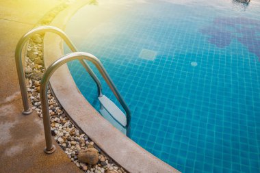 Mavi su arka planlı yüzme havuzu