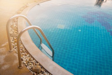 Mavi su arka planlı yüzme havuzu