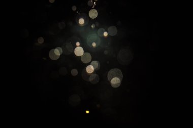 Siyah arkaplanda soyut bulanık bokeh