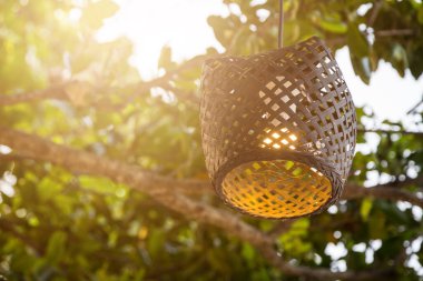 Ağaçtaki tahta lamba, arka planda bokeh.