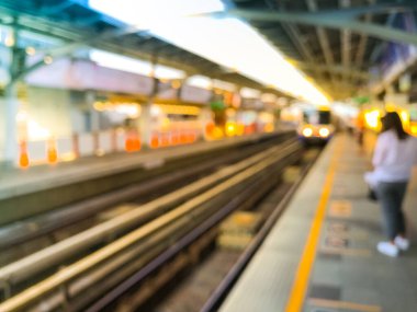 Gün batımından önceki bulanık tren görüntüsü, Bangkok, Tayland 'daki BTS hava treni