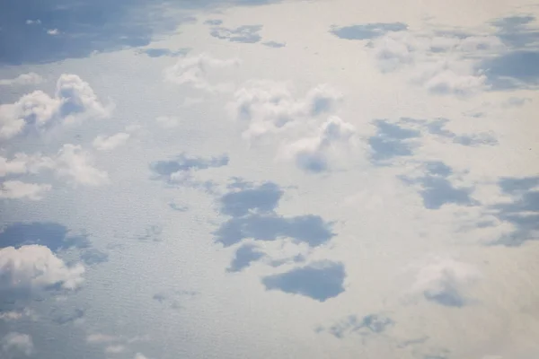 雲の背景を持つ青い空 — ストック写真