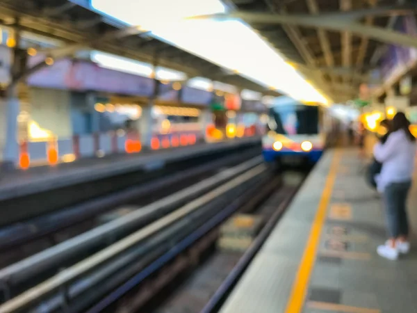 Homályos Kép Vasútállomásról Naplemente Előtt Bts Skytrain Bangkokban Thaiföld — Stock Fotó