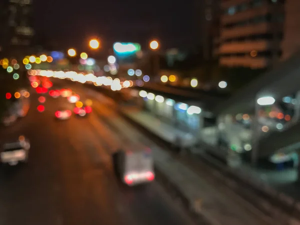 Θολούρα Της Κυκλοφορίας Στην Πόλη Κατά Διάρκεια Της Νύχτας Φόντο — Φωτογραφία Αρχείου