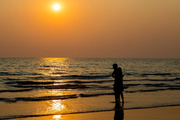 Gli Amanti Del Silenzio Spiaggia Prima Del Tramonto Sfondo — Foto Stock