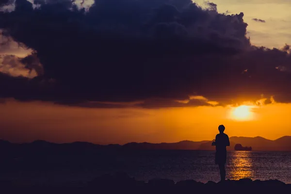 Siluate Lonely Man Beach Sunset Background — Stock Photo, Image