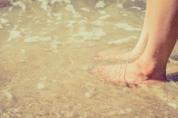 Γυναίκα Πόδι Στην Παραλία Άμμο Θαλασσινό Νερό Φόντο — Φωτογραφία Αρχείου