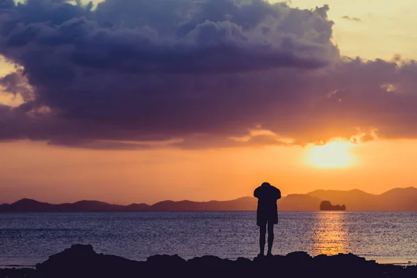 Siluate Lonely Man Beach Sunset Background — Stock Photo, Image