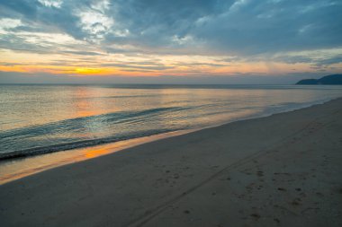 Siluet gün batımı plaj arka planında