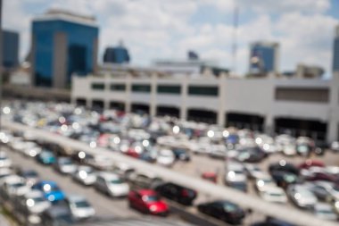 Otoparkın arka planında eski bir bulanık araba.