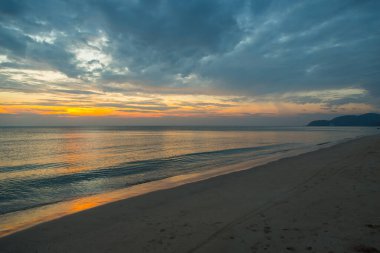 Siluet gün batımı plaj arka planında