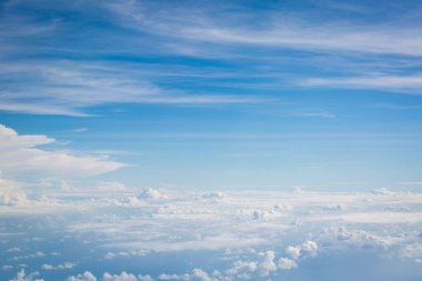 Bulutlu mavi gökyüzü