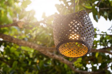 Ağaçtaki tahta lamba, arka planda bokeh.