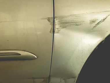 Araba kazasında otomobil arkaplanı hasar gördü