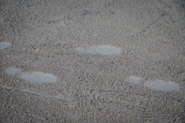 Kumsalda ayak izleri.