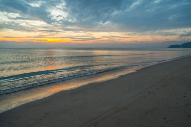 Siluet gün batımı plaj arka planında