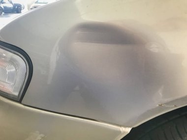 Araba kazasında otomobil arkaplanı hasar gördü