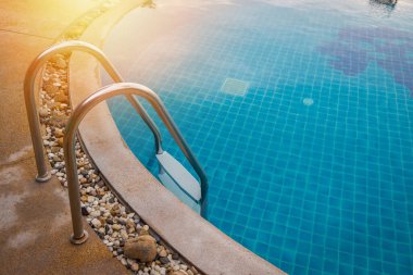 Mavi su arka planlı yüzme havuzu