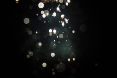 Siyah arkaplanda soyut bulanık bokeh