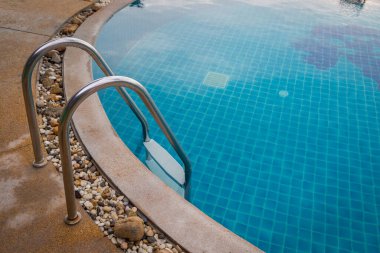 Mavi su arka planlı yüzme havuzu