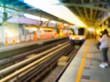 Gün batımından önceki bulanık tren görüntüsü, Bangkok, Tayland 'daki BTS hava treni