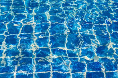 Yüzme havuzundaki mavi renkli su dalgalı arka planda