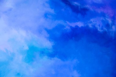 Beton duvar arka planında soyut mavi boya rengi