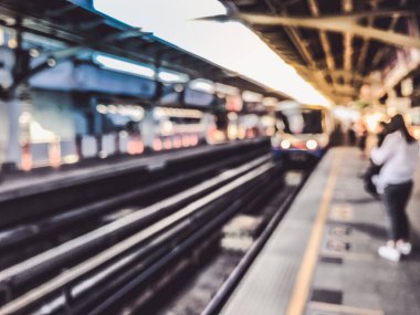 Gün batımından önceki bulanık tren görüntüsü, Bangkok, Tayland 'daki BTS hava treni