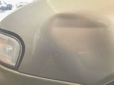 Araba kazasında otomobil arkaplanı hasar gördü