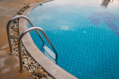 Mavi su arka planlı yüzme havuzu