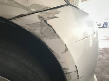 Araba kazasında otomobil arkaplanı hasar gördü