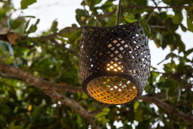 Ağaçtaki tahta lamba, arka planda bokeh.