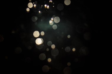 Siyah arkaplanda soyut bulanık bokeh
