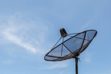 Mavi gökyüzü arka planında eski uydu anteni