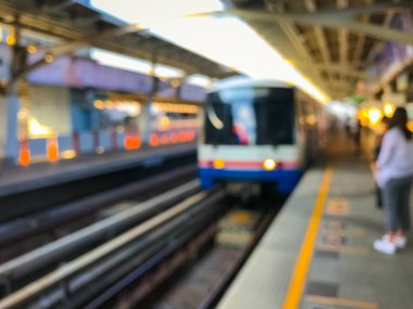 Gün batımından önceki bulanık tren görüntüsü, Bangkok, Tayland 'daki BTS hava treni
