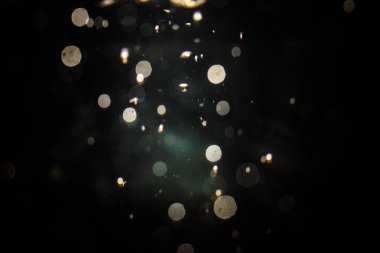 Siyah arkaplanda soyut bulanık bokeh