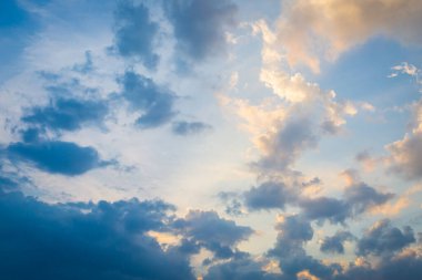 Gün batımından önce gökyüzü ve bulutlar