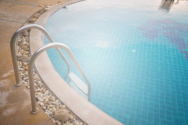 Mavi su arka planlı yüzme havuzu